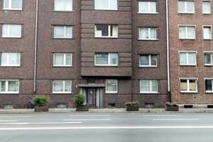 Zuhause mit 2 Zimmern, Einbauküche, Badezimmer,West-Loggia zum ruhigen Innenhof  in  Düsseldorf Bilk