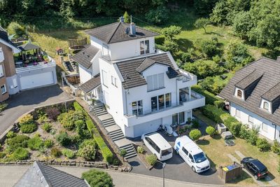 Villenähnliches Einfamilienhaus
mit Einliegerwohnung & eigenem Wald