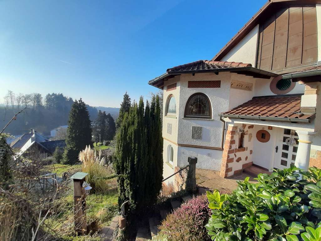 Immobilie in Ottersweier - Traumaussicht in die Rheinebene - Einfamilienhaus mit Einliegerwohnung und Ausbaupotenzial - Bild 0