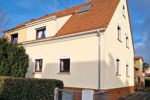 RESERVIERT! Charmante modernisierte Doppelhaushälfte mit Gartengrundstück und Garage – Die vollständige Adresse der Immobilie erhältst du vom Anbieter., 60437 Nieder-Erlenbach, Frankfurt am Main – Vorschaubild 1
