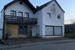 Zwei Einfamilienhäuser mit viel Platz im Zentrum von 84085 Langquaid  – Die vollständige Adresse der Immobilie erhältst du vom Anbieter., 84085 Langquaid – Vorschaubild 1