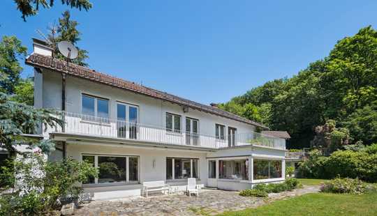 Bild von Sanierungsbedürftige Villa auf parkähnlichem Sonnengrundstück mit traumhaftem Weitblick