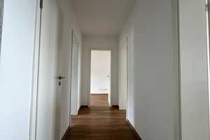 Frisch renovierte 3-Zimmer-Wohnung in Lennep mit Balkon! – Max-von-Laue-Straße 23, 42897 Remscheid – Vorschaubild 1
