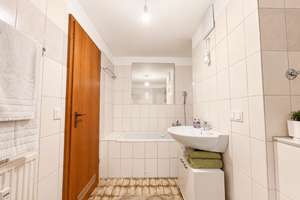Düsseltal: Wohnen mit Weitblick – großzügige ETW mit Aufzug, zwei Balkonen und TG- Stellplatz – 40237 Düsseltal, Düsseldorf – Vorschaubild 14