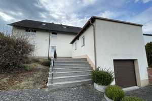Geräumiges Zweifamilienhaus mit Südbalkon, Garage und schönem Garten! – Tirschenreuth (Kreis) – Vorschaubild 2