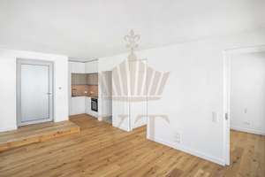 Lichtdurchflutete 2-Zi-DG-Wohnung | mit umlaufendem Balkon | in Berlin-Tiergarten