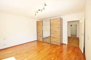 "Exklusive Premiumlage in Passau"
Großzügige Villa mit reichlich Platz, viel Privatsphäre und traum – Die vollständige Adresse der Immobilie erhältst du vom Anbieter., 94034 Hacklberg, Passau – Vorschaubild 47