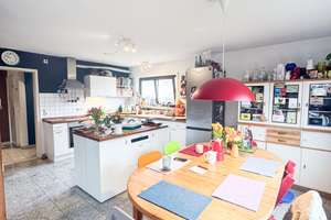 Geräumige 6-Zimmer-Wohnung mit Garten, Terrasse, Garage und Einliegerwohnung