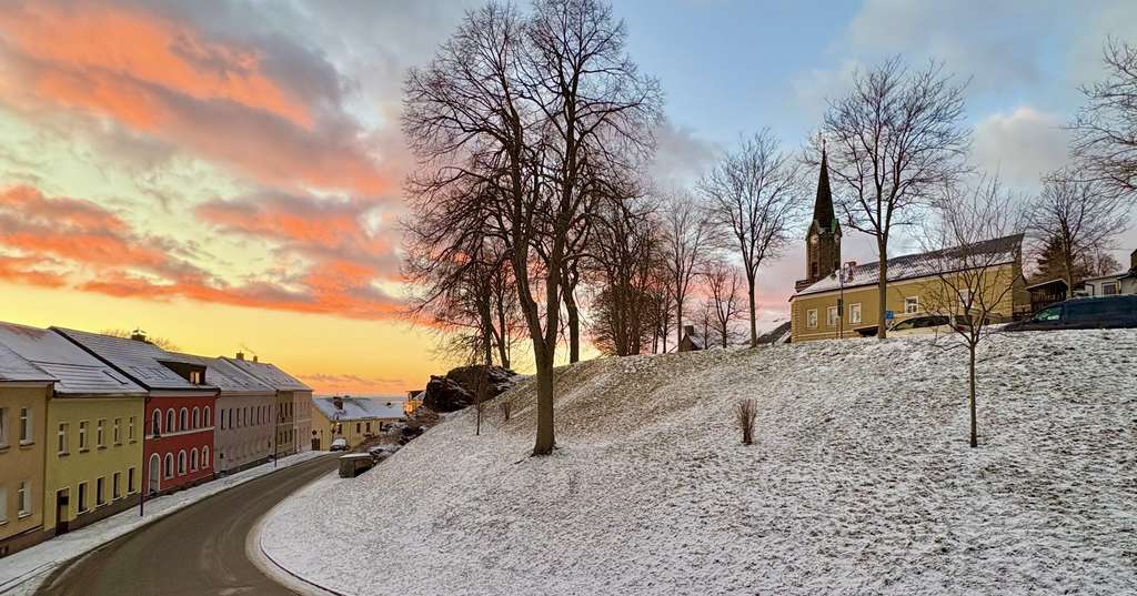 Immobilie in Schöneck/Vogtl. - Schönecker Raumwunder mit traumhaftem Naturblick sucht neue Berufung - Bild 2