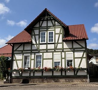 Großzügig wohnen, zusätzlich verdienen: Helle Wohnung, 5 Appartements und über 300 m² für Ihre Ideen