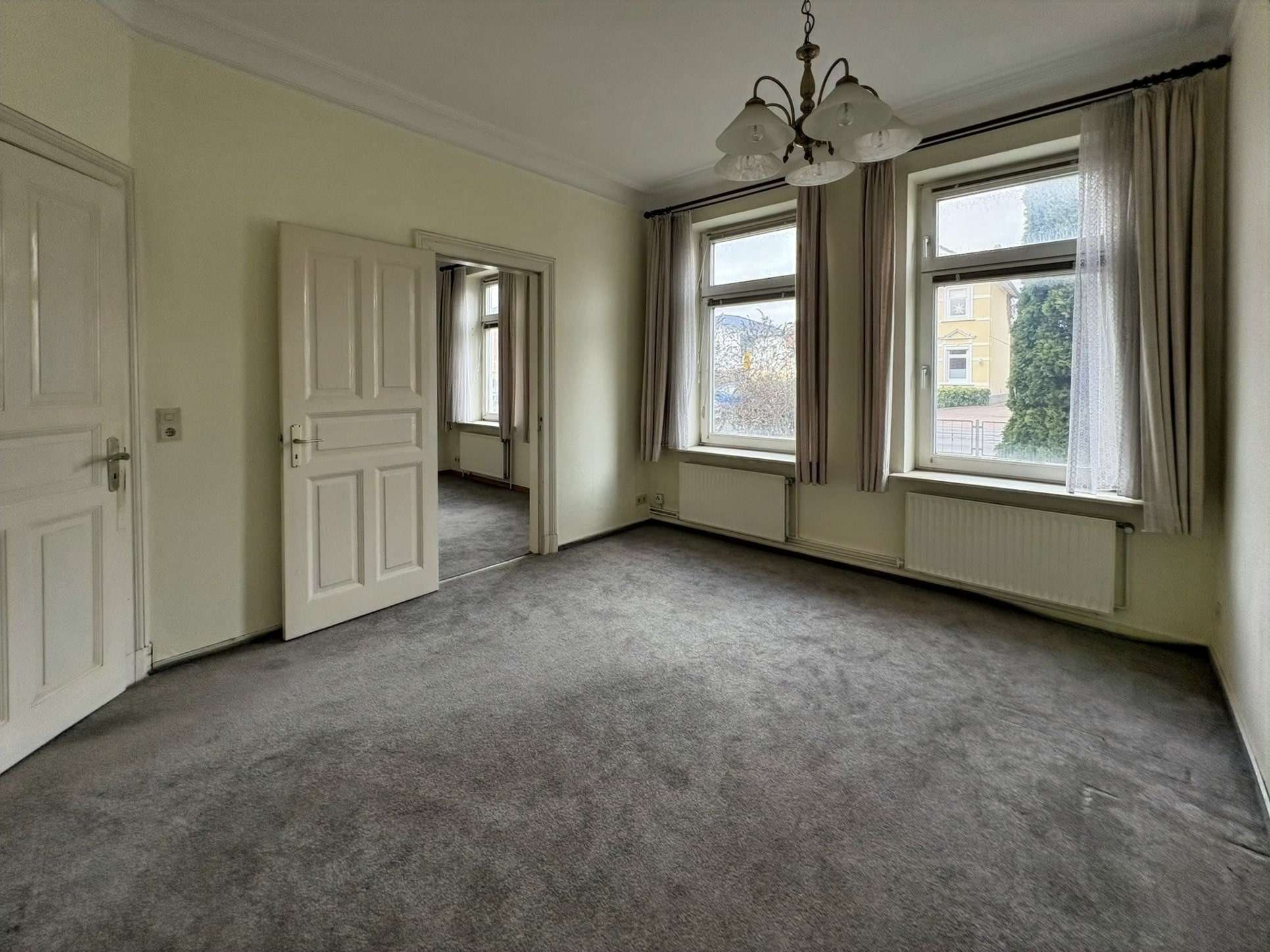 Immobilie in Uetersen - Vielseitiges Zweifamilienhaus mit großem Grundstück  - Bild 1