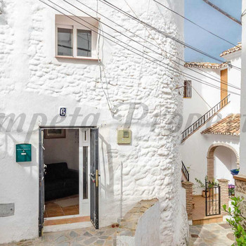 Traditionelles Dorfhaus in Salares.