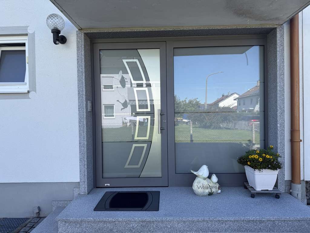 Immobilie in Bobingen - 4-ZKB-Wohnung im 2-Familienhaus mit großem Gartenanteil, Terrasse und Garage in Bobingen kaufen - Bild 1