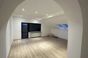 Frisch Renoviert - Dachgeschosswohnung in ruhiger Lage mit großzügigem Balkon und Tiefgaragenstellpl – München – Vorschaubild 2
