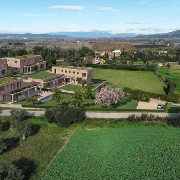 VIER EXKLUSIVE HÄUSER WERDEN IN BAIX EMPORDÀ GEBAUT.