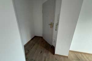 Aufzug - Südbalkon - modernes Laminat - EBK - Tiefgaragenstellplatz!! – Fichtestraße 53, 9126 Chemnitz – Vorschaubild 3