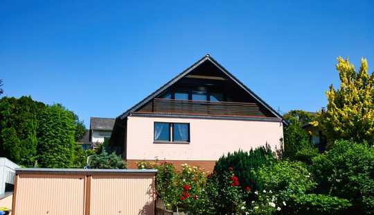 Bild von Gepflegtes Einfamilienhaus mit Doppelgarage auf sonnigem Grundstück