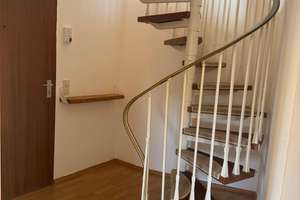 Zentrale Lage & viel Potenzial – 2-Zimmer-Wohnung mit ausgebautem Dachraum – Die vollständige Adresse der Immobilie erhältst du vom Anbieter., 86152 Jakobervorstadt-Nord, Augsburg – Vorschaubild 3
