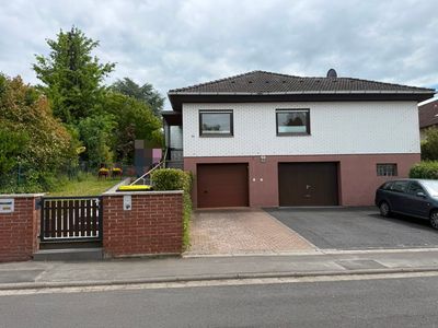Wohnung mit Haus-Charakter mit separatem Eingang, eigenem Garten und Garage mit direktem Zugang