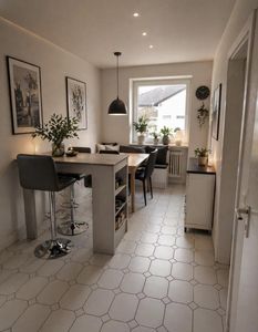 Modernisiertes Dreifamilienhaus, PV Anlage, DG Wohnung frei, zentrale Lage mit top Anbindung