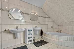 Luxus pur & Fernblick! Hochwertiges Anwesen nahe Bayreuth mit ELW, tollem Garten und Traumterrasse – Die vollständige Adresse der Immobilie erhältst du vom Anbieter., 95503 Hummeltal – Vorschaubild 13