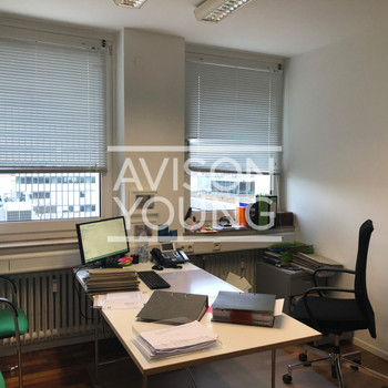 Zentral am Knotenpunkt Barbarossaplatz. Ab Mai 2026 verfügbar