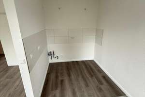 Frisch saniert: Helle 2-Zimmer-Dachgeschosswohnung mit Balkon in Magdeburg Lemsdorf – Ballenstedter Straße 3, 39118 Lemsdorf, Magdeburg – Vorschaubild 4