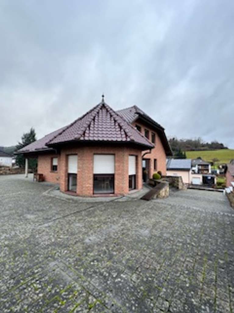 Immobilie in Neroth - Freistehendes Einfamilienhaus mit Doppelgarage in Neroth - Bild 2