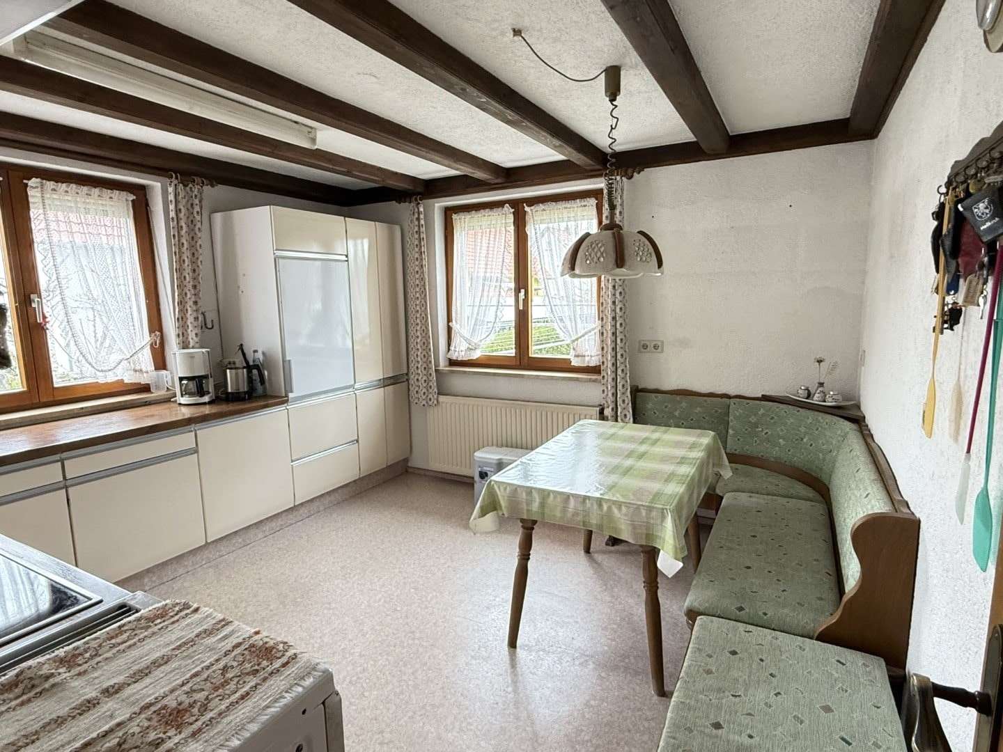 Immobilie in Meßkirch - Einfamilienhaus mit ELW, Nahwärmeheizung und 2 Garagen in guter Lage - Bild 1