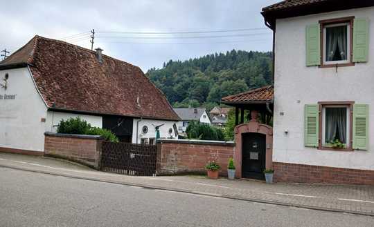 Großzügiges Anwesen im Pfälzerwald mit freistehendem Wohnhaus, Nebengebäude, Hof und Garten