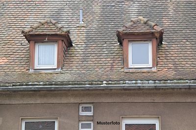 Achtfamilienhaus mit 8 Reihengaragen