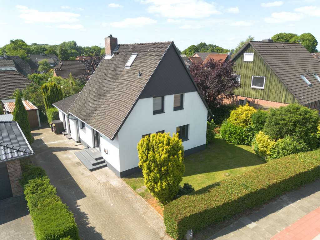 Modernisiertes Einfamilienhaus mit überdachter Veranda und Garage