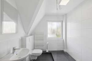 Großzügiges Einfamilienhaus, Garten & Wellnessbereich – viel Platz für die ganze Familie – Die vollständige Adresse der Immobilie erhältst du vom Anbieter., 22559 Rissen, Hamburg – Vorschaubild 16