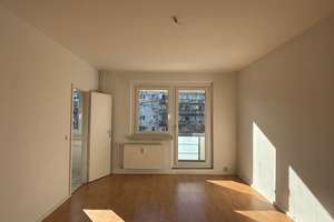 Single-Apartment mit EBK, tollem Balkon und Wannenbad - nur für EINE Person! – Stendaler Straße 45, 12627 Hellersdorf, Berlin – Vorschaubild 1