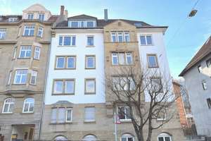 ** FREIE, CHARMANTE ALTBAUWOHNUNG **