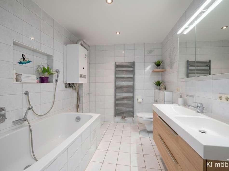 KI Beispiel Badezimmer Hinterh