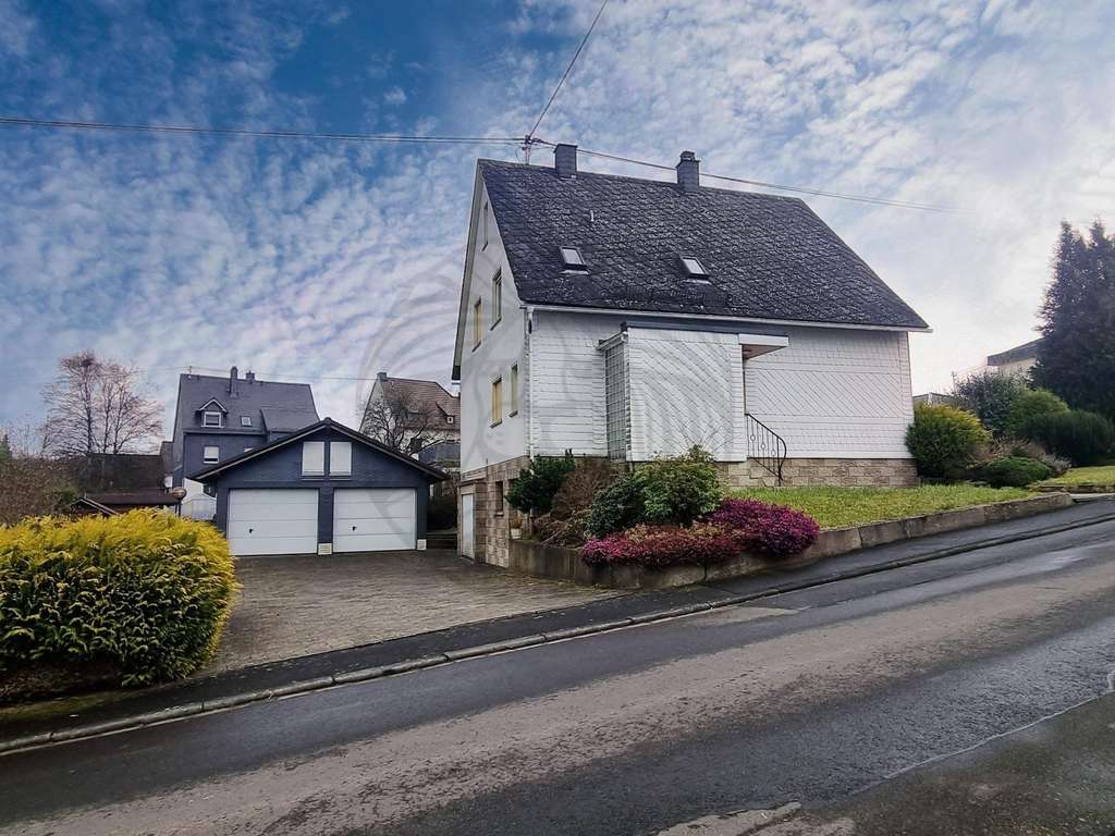 Immobilie in Rennerod - Rennerod/OT "Handwerker aufgepasst" Einfamilienhaus mit Garagen und Garten - Bild 0