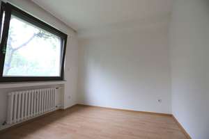 SOUTTERRAINWOHNUNG: SANIERTES BAD, BALKON MIT GARTENBLICK, EINBAUKÜCHE – Butzbacher Weg 10, 40229 Eller, Düsseldorf – Vorschaubild 5