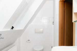 Bezugsfreie DG-Maisonette mit großem Wohnbereich und uneinsichtiger Dachterrasse – Die vollständige Adresse der Immobilie erhältst du vom Anbieter., 12277 Marienfelde, Berlin – Vorschaubild 12