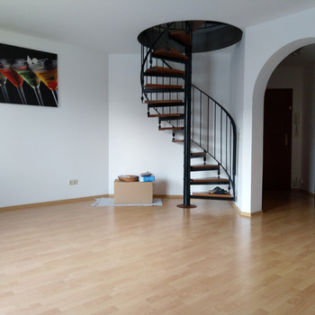 Schön ausgebaute Dach-Maisonette in TOP-Lage, viel Fläche: 4Zi. 2 Bäder, SW-Balkon, TG-Platz!