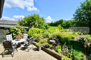 EINFAMILIENHAUS-ENSEMBLE AUF EINEM PARKÄHNLICHEN GRUNDSTÜCK MIT MASSIVEM GARTENHAUS – Segeberg (Kreis) – Vorschaubild 25