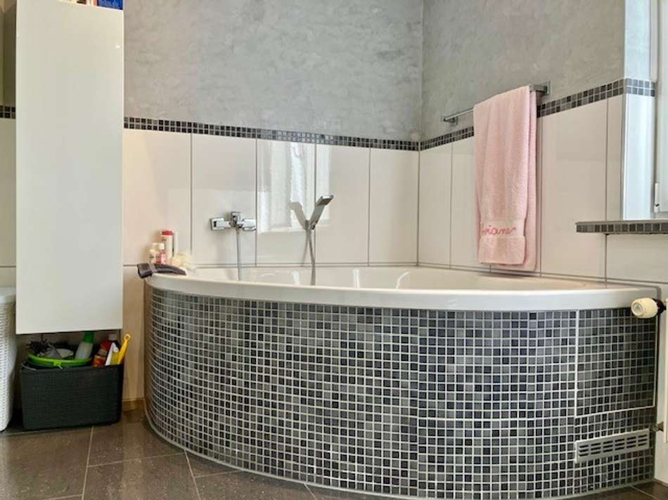 Eckbadewanne mit Whirlpoolfunk