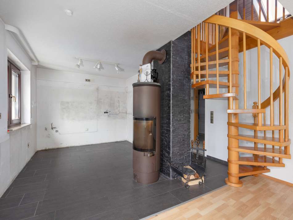 Küchenbereich und Treppe OG Vo