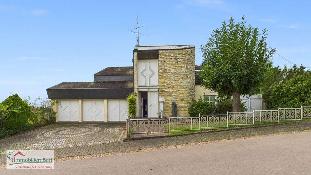 Immobilie in Losheim am See - WOHNHAUS MIT 458 M² WOHNFLÄCHE IN LOSHEIM-HAUSBACH - Bild 0