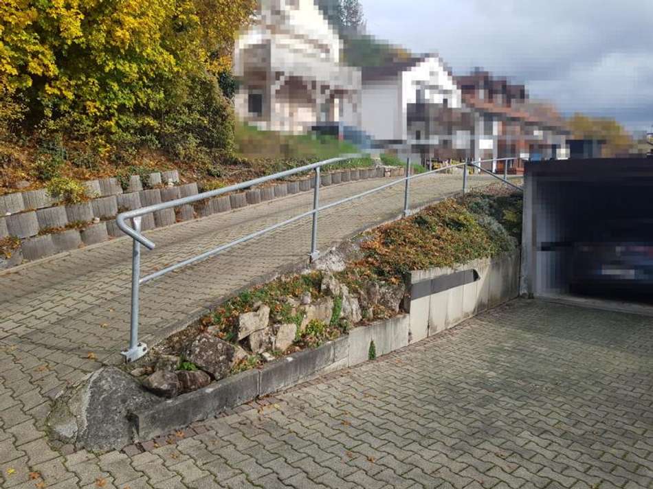 Einfahrt zum Vorplatz