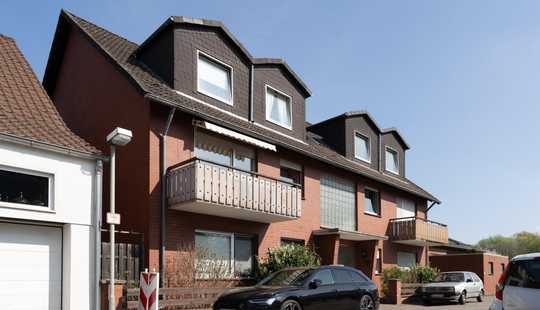 Bild von Mehrfamilienhaus mit 6 Wohneinheiten und 6 Garagen
