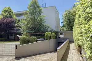 TOP LAGE Schwabing - Sehr ruhiges und voll möbliertes 1-Zimmer Appartement mit Blick ins Grüne  – Leopoldstraße 169a, 80804 München – Vorschaubild 2