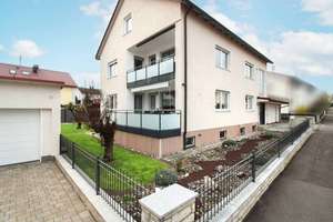 Wohnen mit Perspektive: Vielseitiges Zweifamilienhaus mit Garten, Balkonen & PV-Anlage
