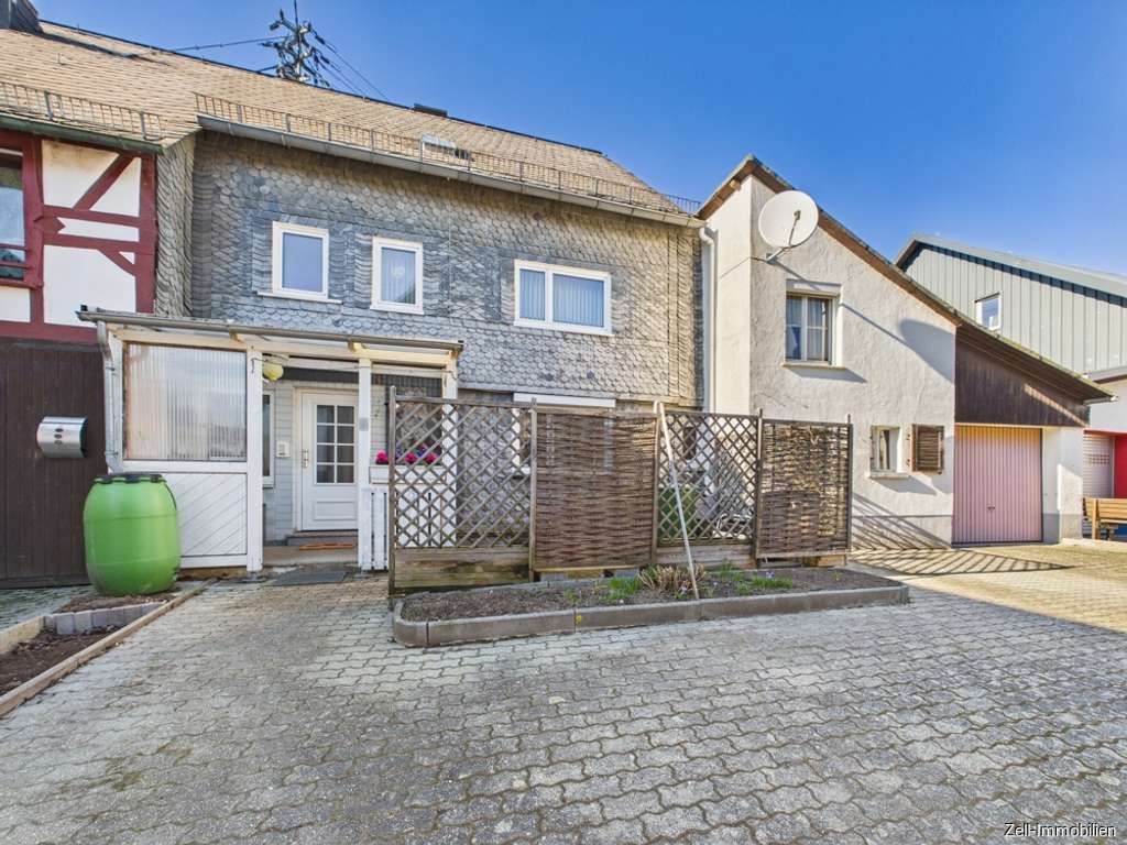 Immobilie in Weisel - Charmantes Einfamilienhaus mit Nebengebäude, Garage und Scheune in Weisel zu verkaufen - Bild 1