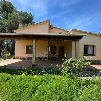 Haus mit 2 Doppelzimmern, Dachgeschoss, 2 Badezimmern und Garten in Querol